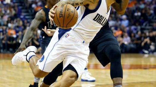 Mavericks ganan a Suns 111-95 con buen reparto de puntos