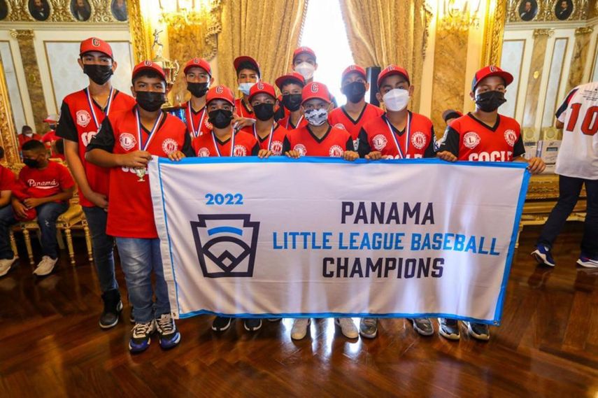 Peloteros de pequeñas ligas visitan el Palacio Presidencial