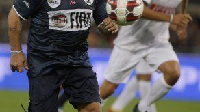 Maradona viaja a Argentina por salud de su padre