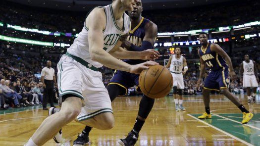 Olynyk se recupera de lesión y encabeza triunfo de Celtics