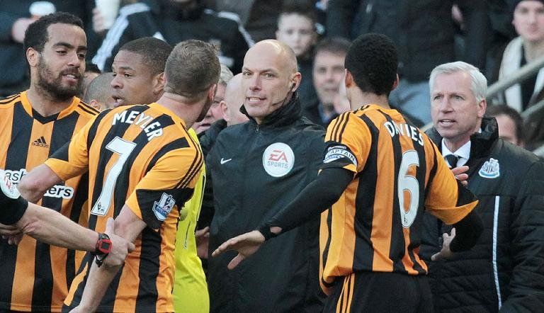 Pardew suspendido 7 partidos por cabezazo