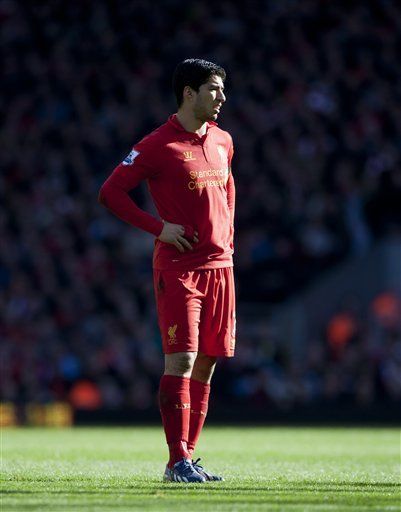 Liverpool multa a Luis Suárez por morder a rival