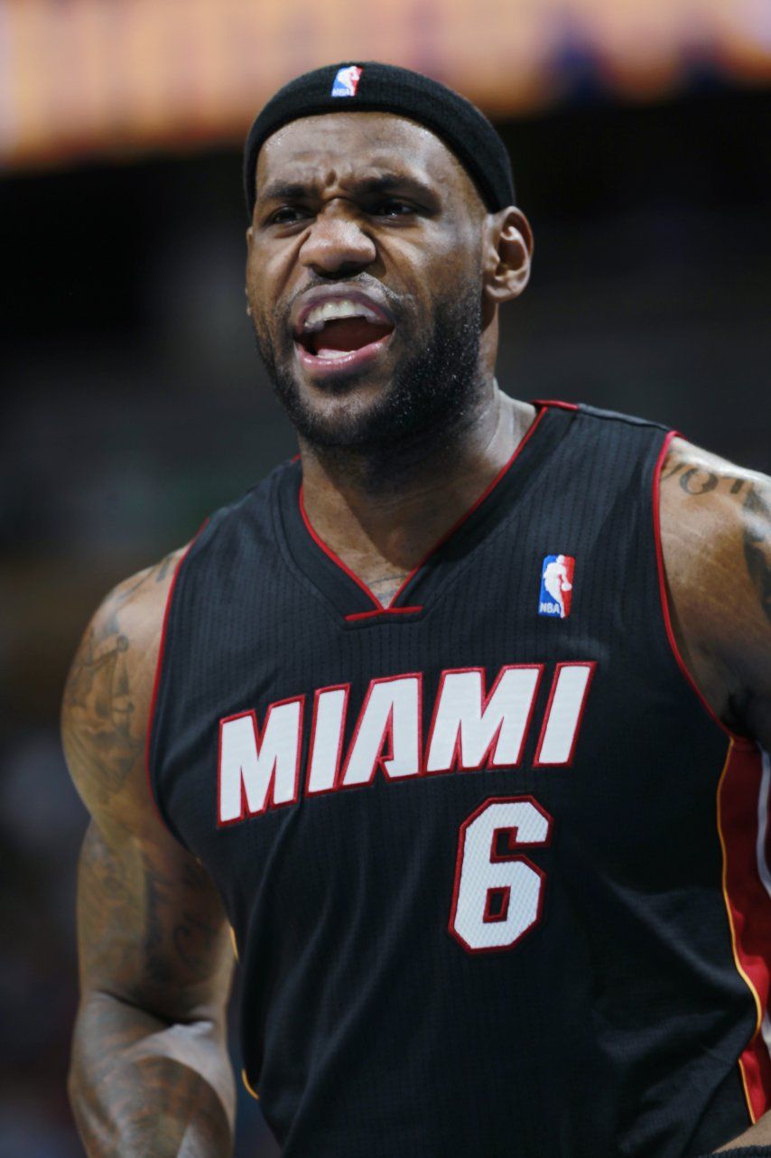 LeBron vuelve y anota 26 en su cumpleaños