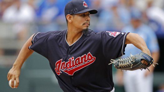 Cleveland ejerce opción de Carlos Carrasco