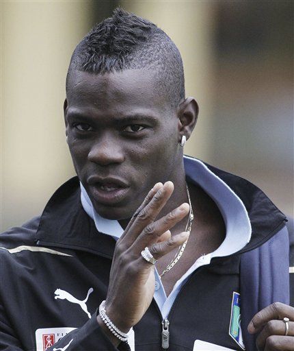 Hinchas italianos insultan con cánticos racistas a Balotelli
