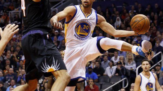 Warriors echan mano de triples para sumar su 17mo triunfo