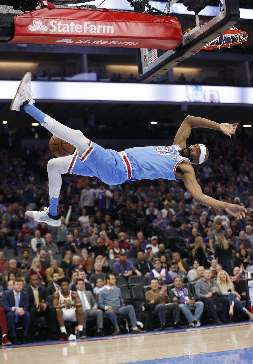 Kings vapulean a Cavs con doble doble de Fox