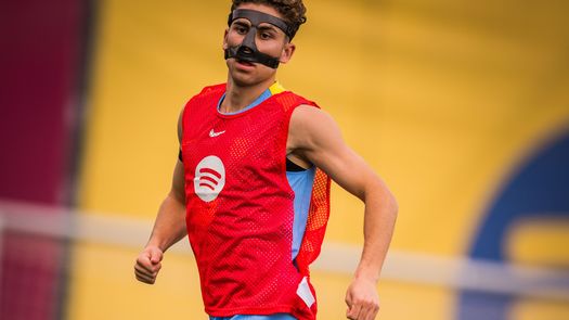 Fermín López regresa a los entrenamientos del FC Barcelona con una máscara protectora