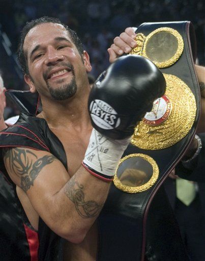 Santos noquea a Alcine y gana tercera corona de su carrera