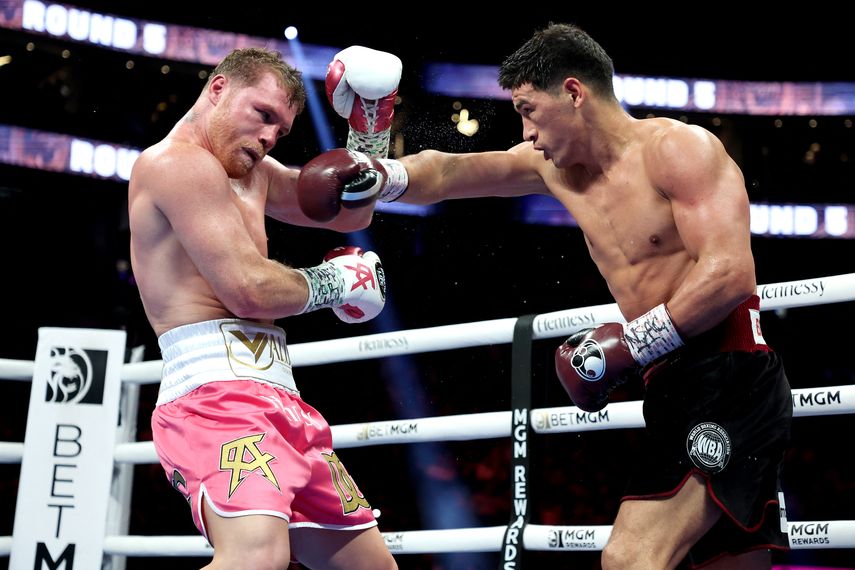 Dmitry Bivol habla de por qué no se dio revancha con Canelo Álvarez