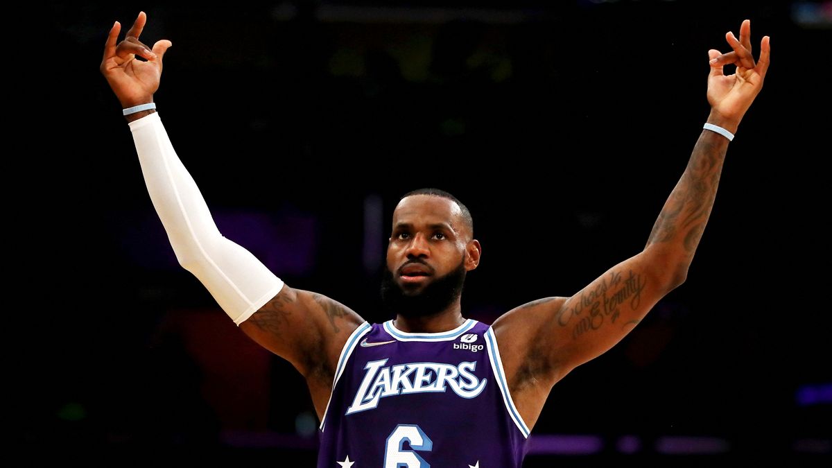 LeBron James breaks NBA record