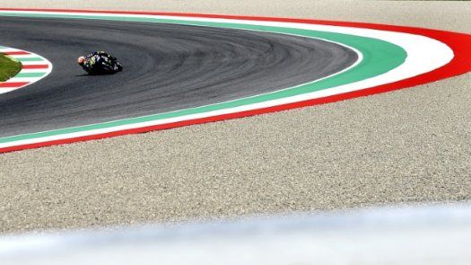 Rossi se da un baño de masas y logra la pole del Gran Premio de Italia