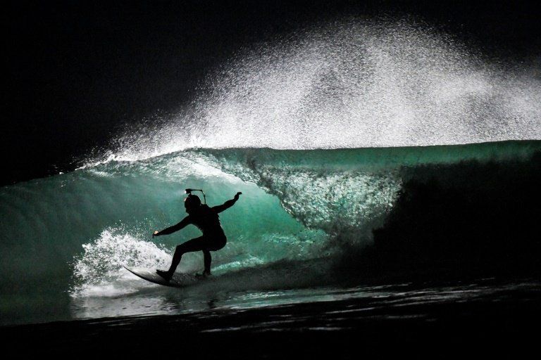 Los surfistas nocturnos que bailan en las bravas olas de la Bretaña