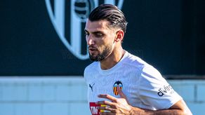 Rafa Mir del Valencia retenido por presunta agresión sexual