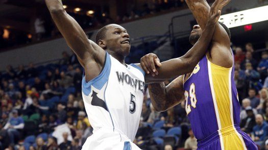 Clarkson brilla en la prórroga y Lakers superan a Wolves
