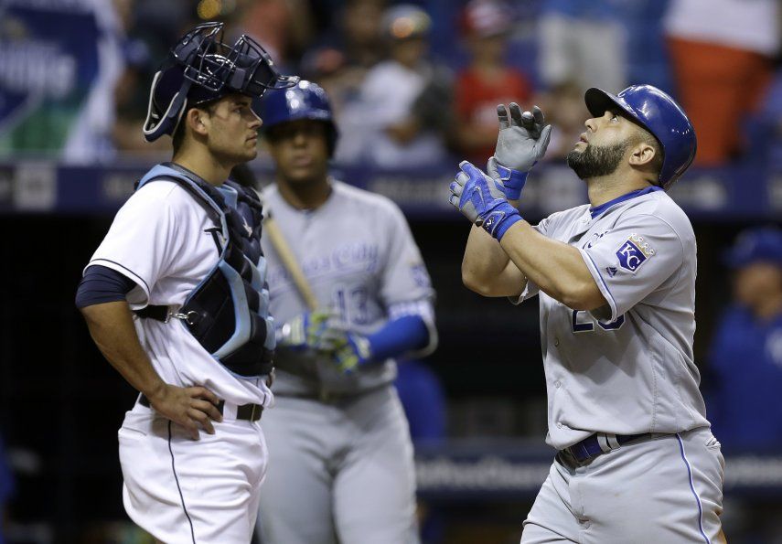 Kendrys Morales, de Royals, suspendido un juego y multado