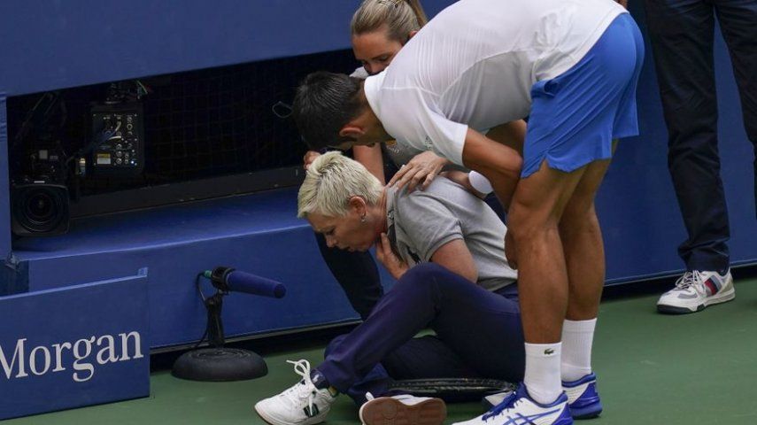 Djokovic descalificado del US Open por pelotazo a jueza