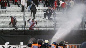Argentina: Hinchas de River destrozan sede y chocan con policí­a