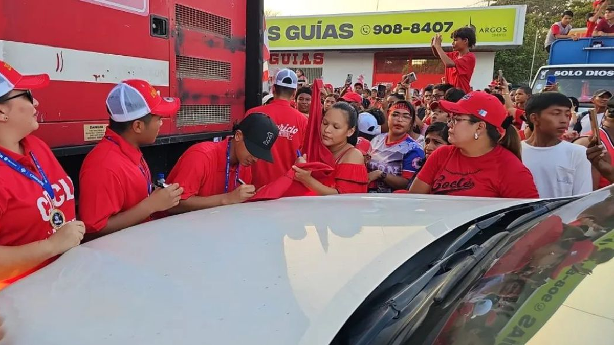 Béisbol Juvenil 2024: Coclé fue recibido a lo grande por su gente Foto: Leña Roja&nbsp;