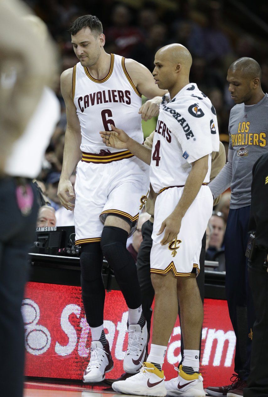 Cavs caen ante Heat y pierden a Bogut por fractura