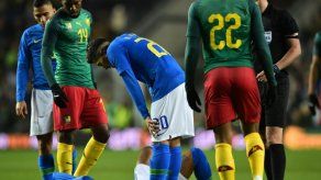 Brasil cierra el año con victoria ante Camerún y Neymar lesionado