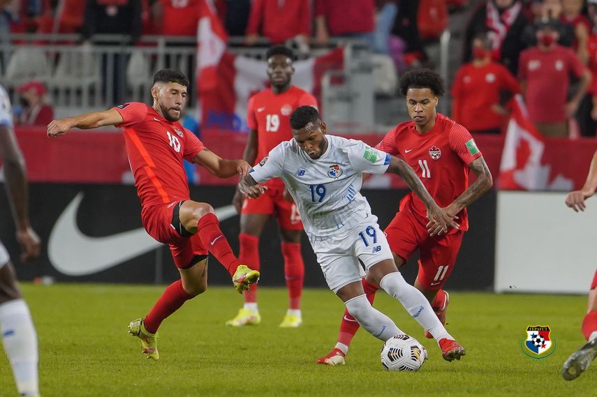 Alberto Quintero es sustituido y se va enojado al vestuario