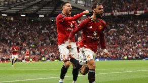 Manchester United sufre para ganar con gol de Bruno Fernandes