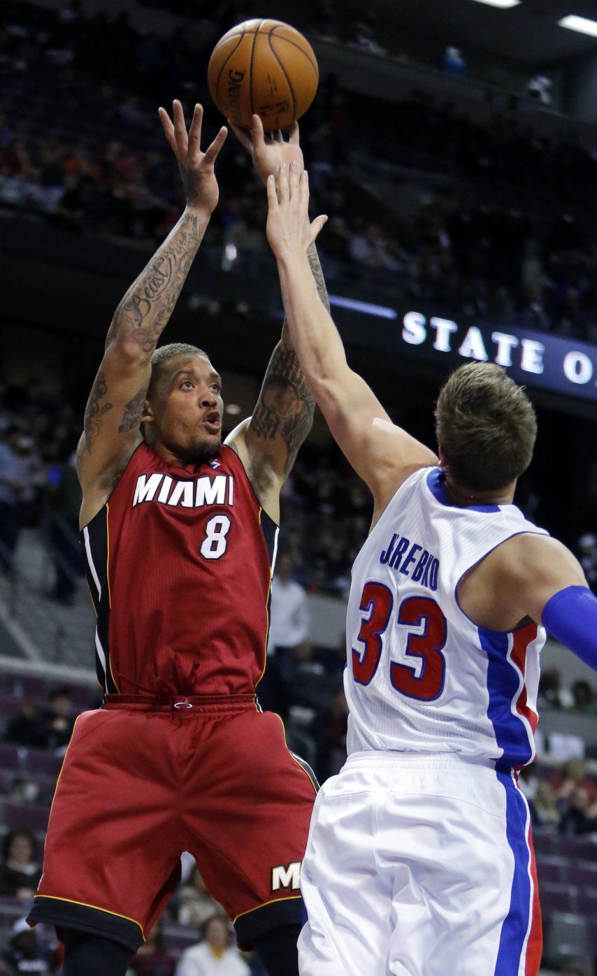 El Heat aplasta a Pistons; James hace triple-doble