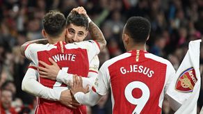 Arsenal vence al Brentford y es líder provisional