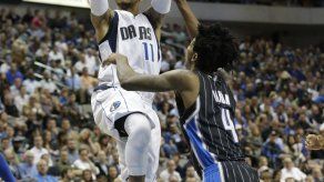 Nowitzki anota 25 puntos y Mavericks contiene al Magic