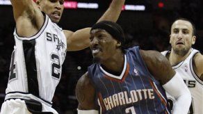 Ginóbili dirige ofensiva contra Bobcats