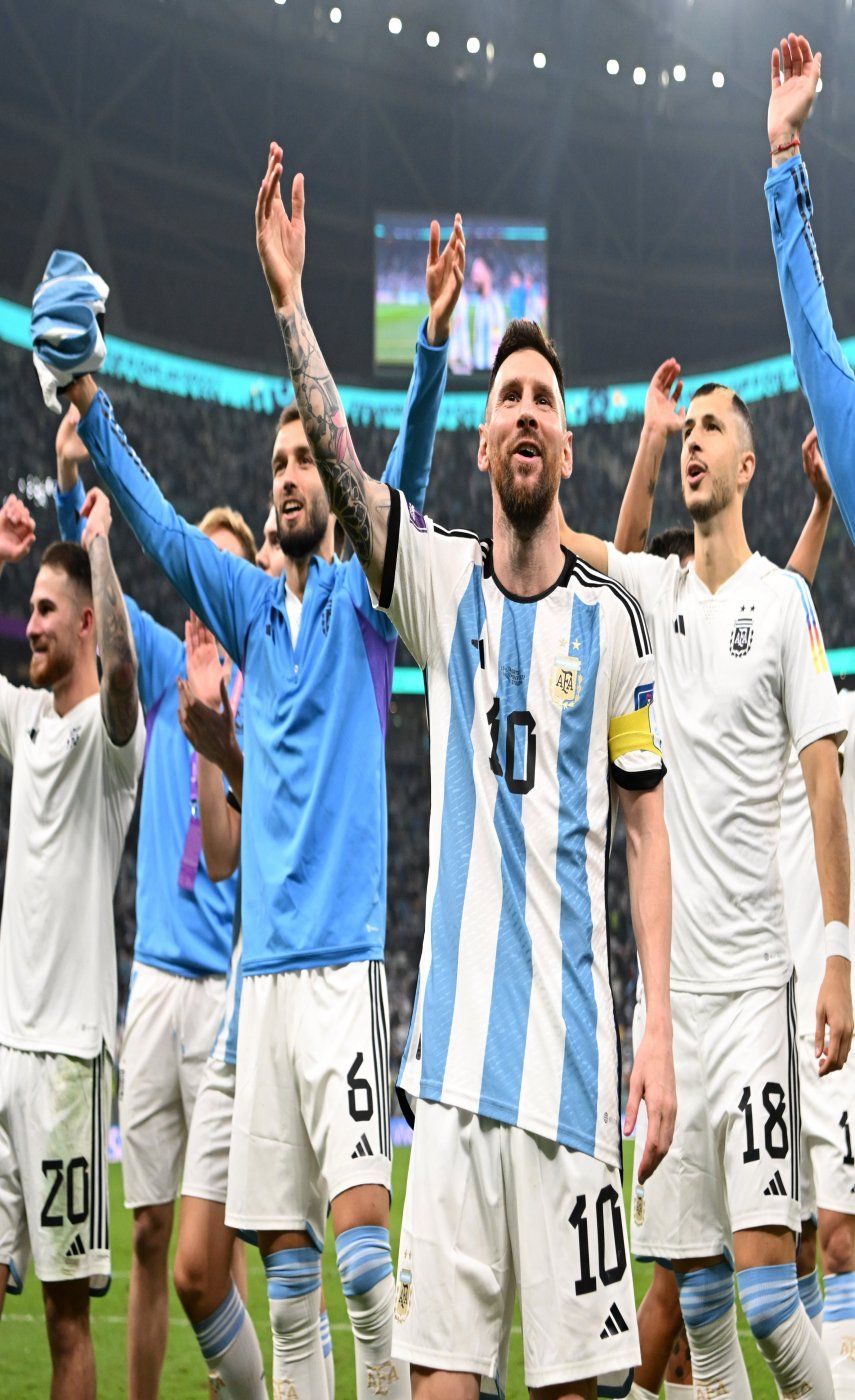 Lionel Messi y Argentina celebran con su aficion tras la victoria sobre Croacia.