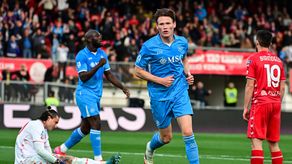 Serie A: Napoli supera al Monza y continua en persecución del líder