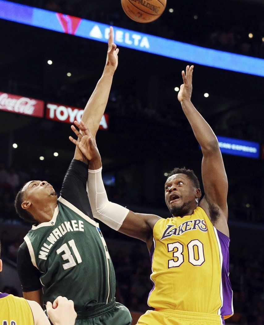 Bucks aguantan ante Lakers y se imponen 107-103