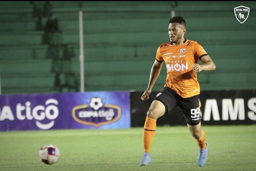 Rolando Blackburn anota su primer gol con el Royal Pari