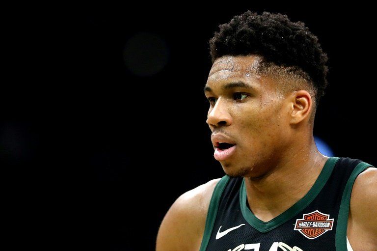 Embiid y Simmons se lucen, Bucks desperdician labor de Antetokounmpo