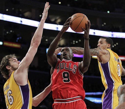NBA: Lakers 98, Bulls 91; Lakers logran 5a. victoria seguida