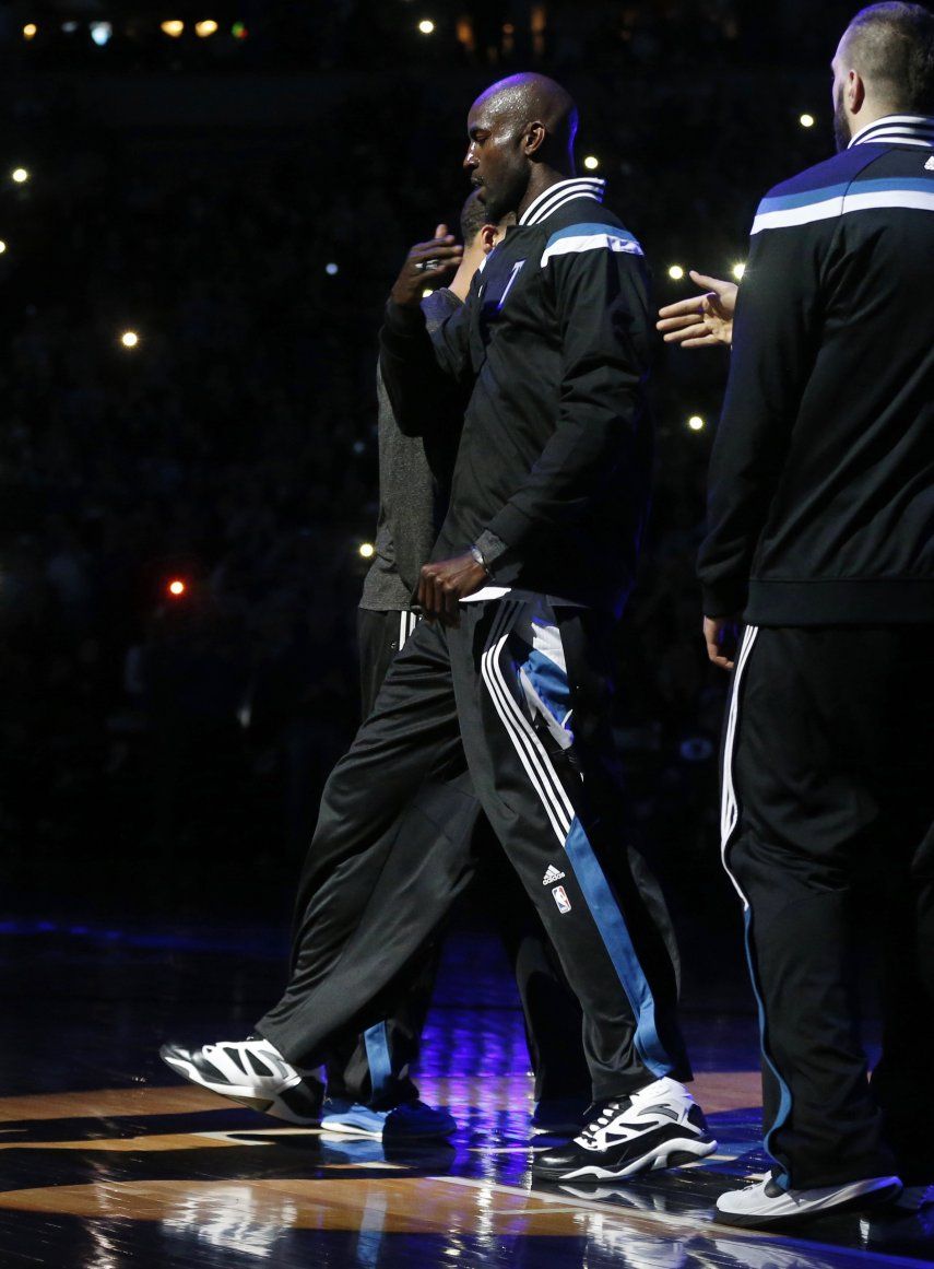 Kevin Garnett gana en emotivo regreso a los Wolves