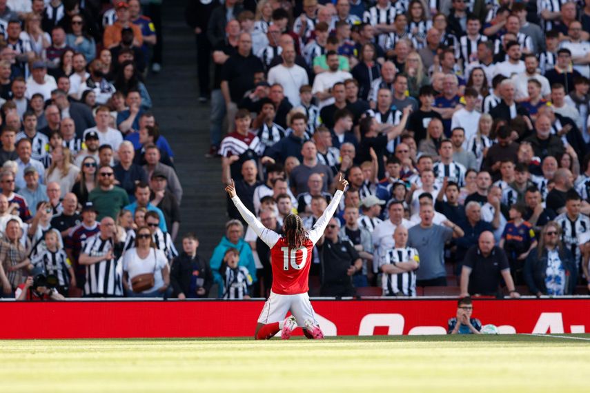 Arsenal gana al Newcastle y se toma el liderato en la Premier League