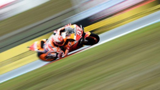 Márquez reina en la lluvia y logra la pole position en República Checa
