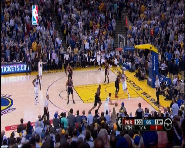Curry fija récord de triples y Warriors vencen a Blazers