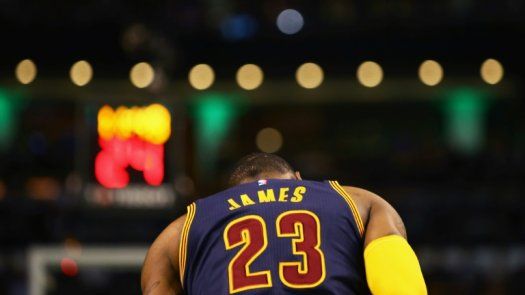 LeBron y los Cavs arrollaron a Celtics en eliminatorias de la NBA