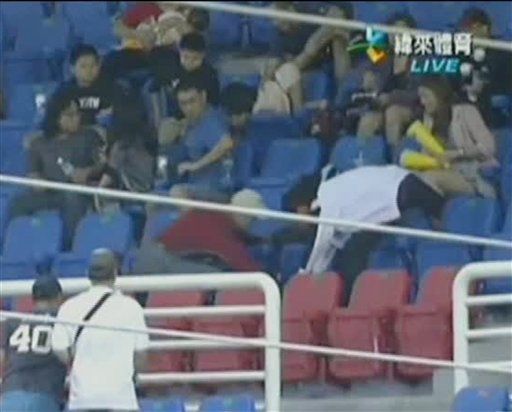 Fanático taiwanés deja caer a su hija para atrapar una pelota
