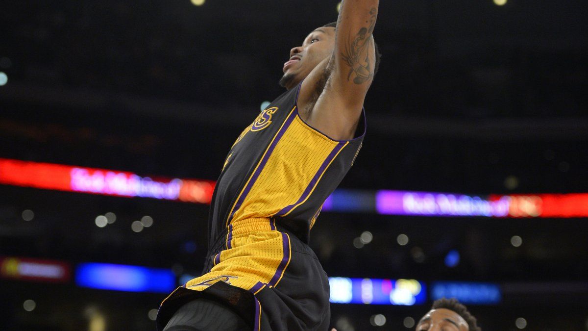 Con puntería de Farmar, Lakers ganan a Kings