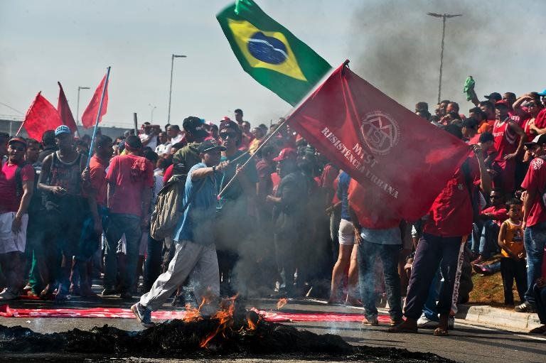 Protestas y quema de autos cerca de aeropuerto de Sao Paulo a 27 días del Mundial