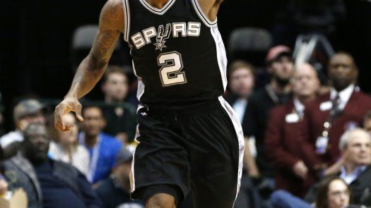 Spurs arrasan a Mavs en la 1ra mitad y se imponen