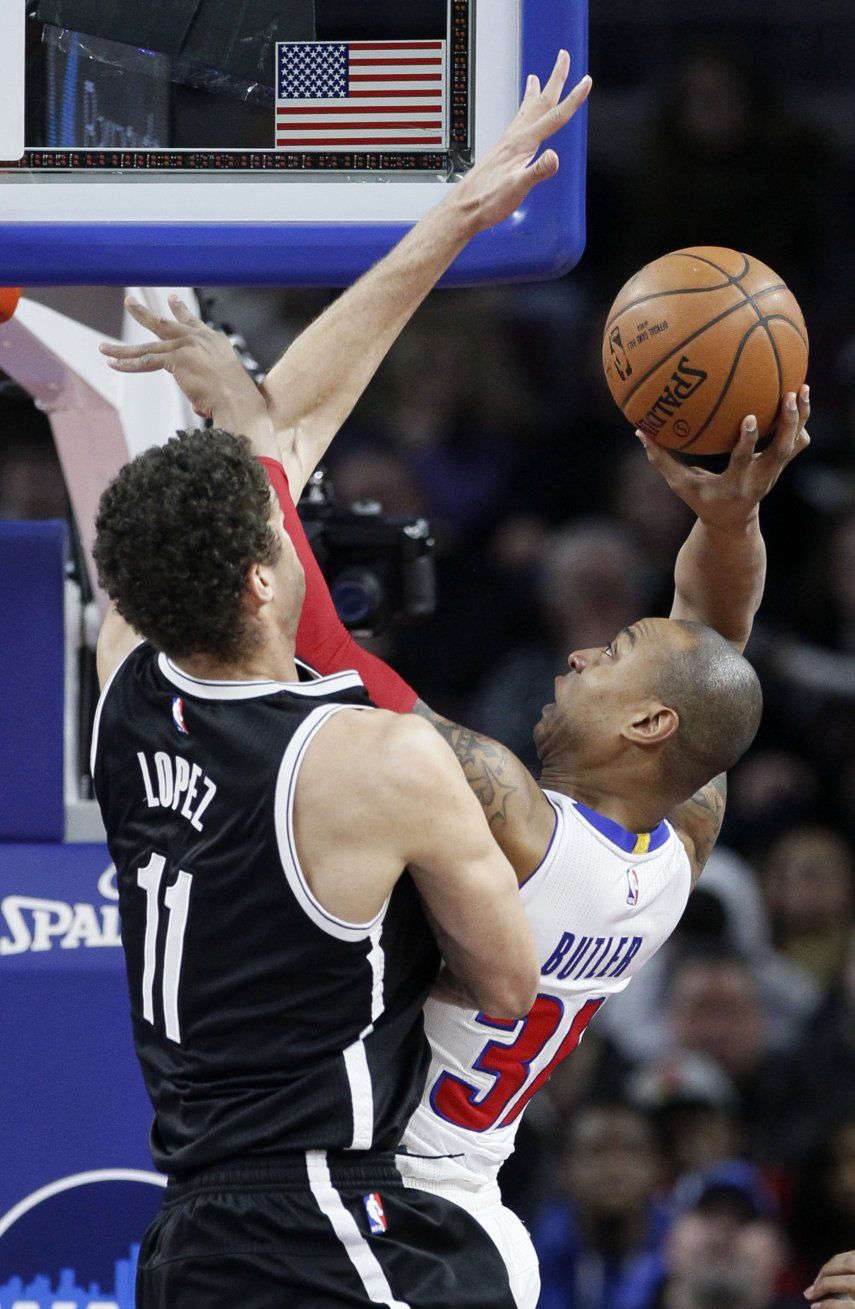 Pistons vencen 98-93 a Brooklyn