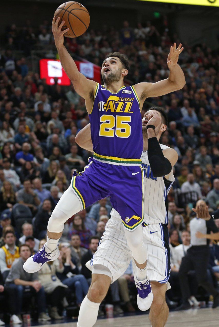 Mitchell anota 33 puntos; Jazz remonta y vence a Magic