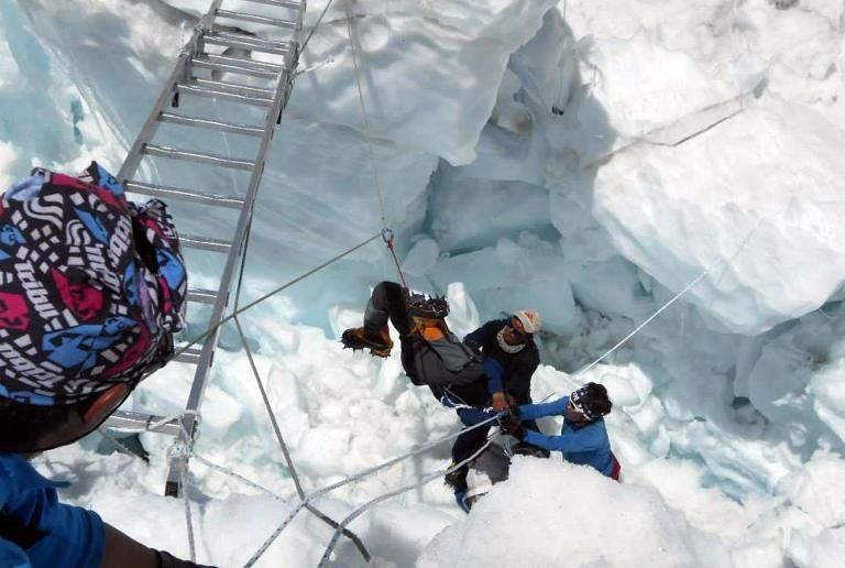Los sherpas nepalíes no subirán más al Everest esta temporada