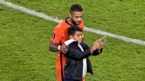 Un niño salta al césped para hacerse un selfi con Depay